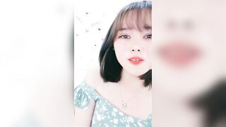 短发美女初下海大红唇甜美长相