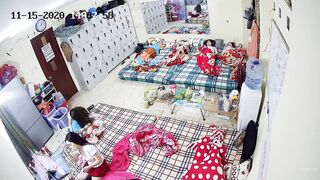 高端沐足店监控颜值身材极品的技师睡前换衣嬉闹十分养眼