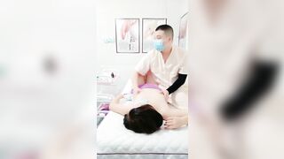 忽悠女顾客做私密全身精油涂抹按摩
