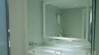 帅哥肌肉教练和男友从浴室到床上最后操射