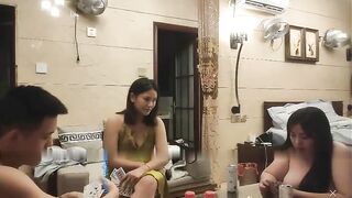 真实夫妻交换换妻探花双飞大奶服装店老板娘