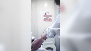 美女如云美容院公共女厕正面偷拍_