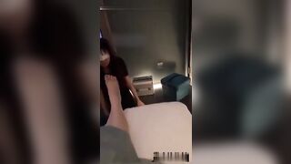 最新流出真实足浴店调教女奴一步步开发少妇女技师一起舔脚