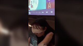 最新流出真实足浴店调教女奴一步步开发少妇女技师一起舔脚