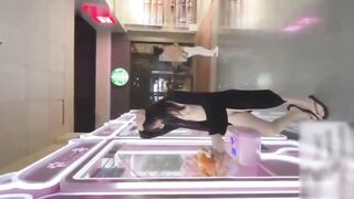 户外网红冯珊珊超真空透视逛超市