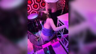 极品丰臀淫妻美杜莎绿帽来到KTV最后被两男带到洗手间里抱着大屁股轮流内射
