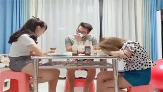 眼镜小哥剧情演绎吃饭灌醉两个妹子