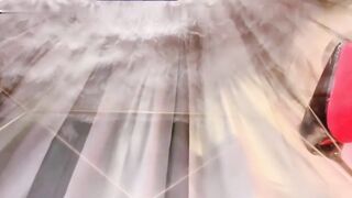 让我们一起看看蹲在玻璃上扣穴这姿势太色情了