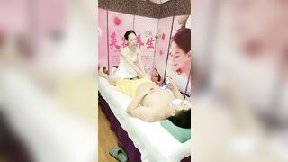 美容养生会馆享受的大哥勾搭黑丝女技师玩起了双飞
