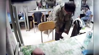 洗脑调教指挥性奴母狗宿舍内安装双摄像头给主人偷拍舍友隐私