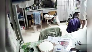 洗脑调教指挥性奴母狗宿舍内安装双摄像头给主人偷拍舍友隐私