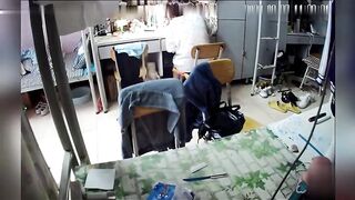 洗脑调教指挥性奴母狗宿舍内安装双摄像头给主人偷拍舍友隐私