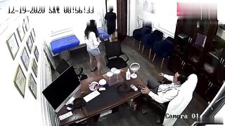 某医疗机构隆胸门事件近50位贵妇女网红脱衣服摸奶