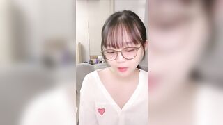 萝莉可爱眼镜妹大奶子粉嫩小穴1-2