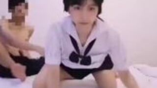 邻居的温柔小妹子用缝缝换iPhone她玩新手机我玩她的屄