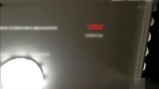 人妻偷情单位同事刚给老哥打完电话马上爬上床吃鸡巴