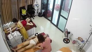 破解摄像头美容院美女为爱美来除毛_