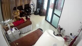 破解摄像头美容院美女为爱美来除毛_