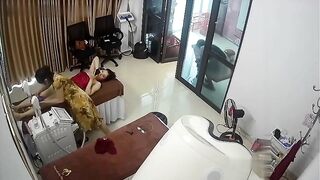 破解摄像头美容院美女为爱美来除毛_