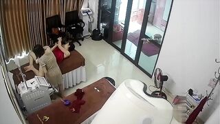 破解摄像头美容院美女为爱美来除毛_