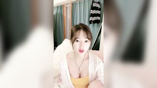 颜值区乖巧美女给大家露一波
