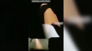 深夜户外带长腿美少妇压马路