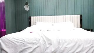 深情探花紧接纹身小骚货进来直接推到舌吻调情