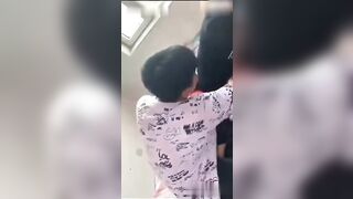少妇勾引高中处男学生去厕所无套内射01